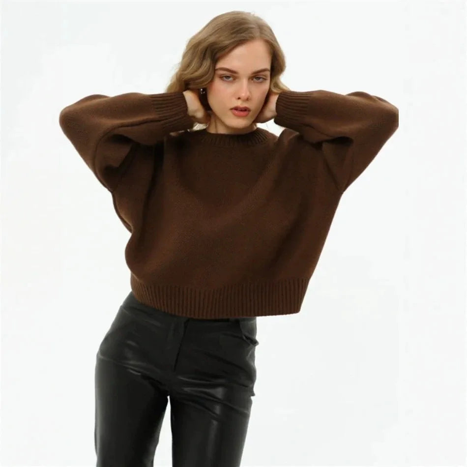 Damski oversize’owy sweter dzianinowy z okrągłym dekoltem