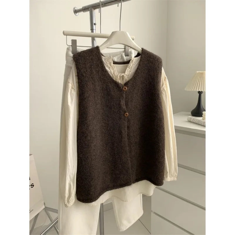 Gilet da donna in maglia con scollo a V e bottoni - Smanicato, lavorazione a trecce, vestibilità ampia