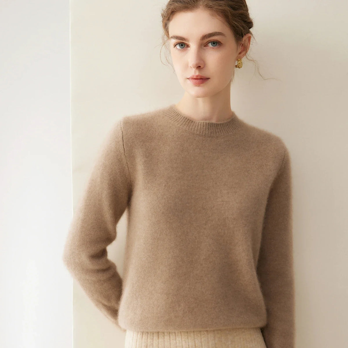 Damesweater med rund hals, lange ærmer, blødt materiale og ensfarvet design