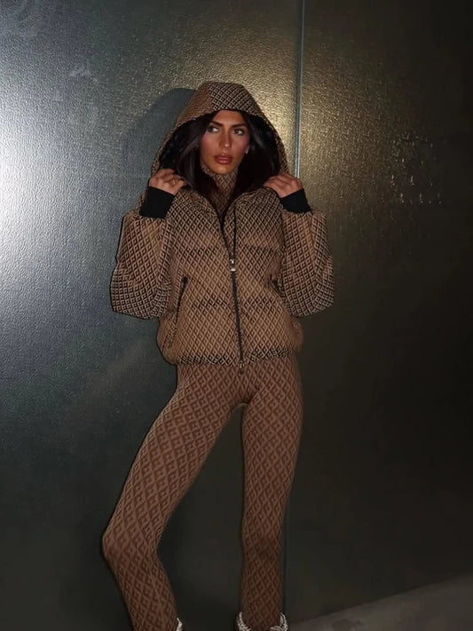 Loungewear-sett for kvinner med geometrisk mønster - jakke, overdel og bukse i brunt