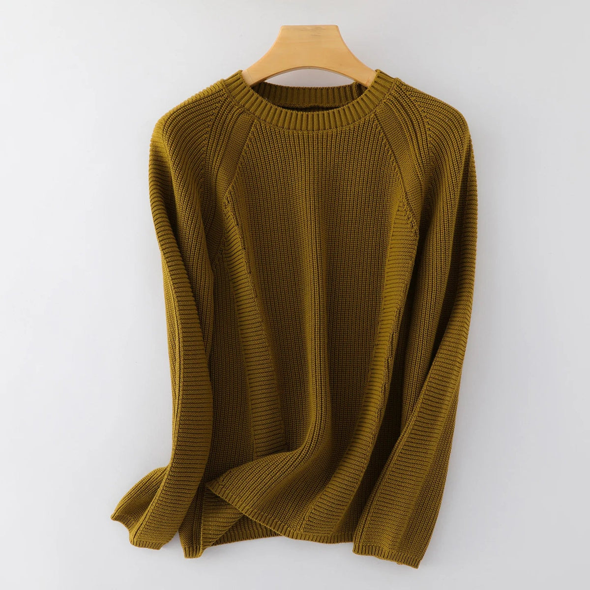 Dame-strikpullover med raglanærmer, rund hals og ribstrik