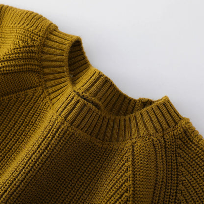 Dame-strikpullover med raglanærmer, rund hals og ribstrik