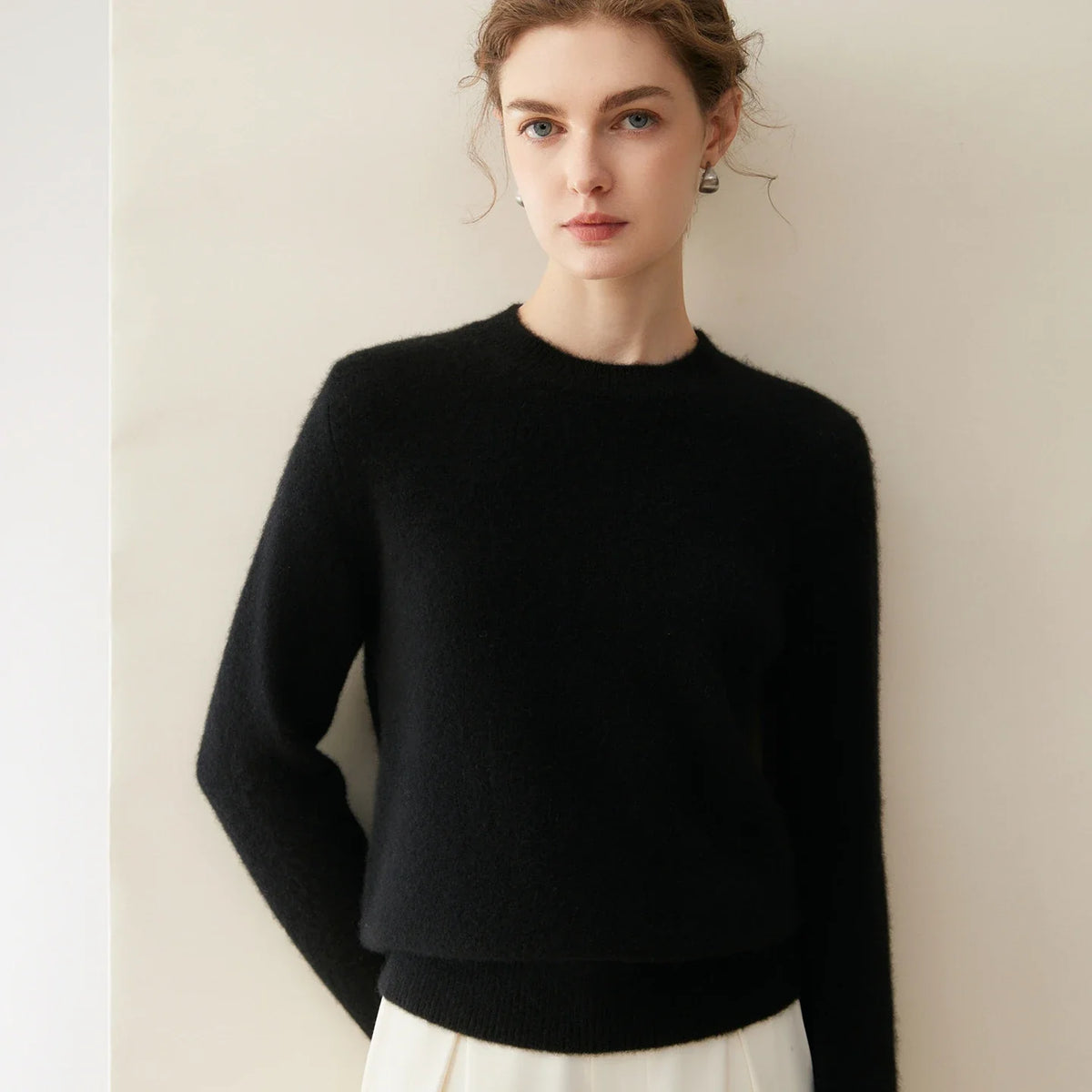 Damesweater med rund hals, lange ærmer, blødt materiale og ensfarvet design