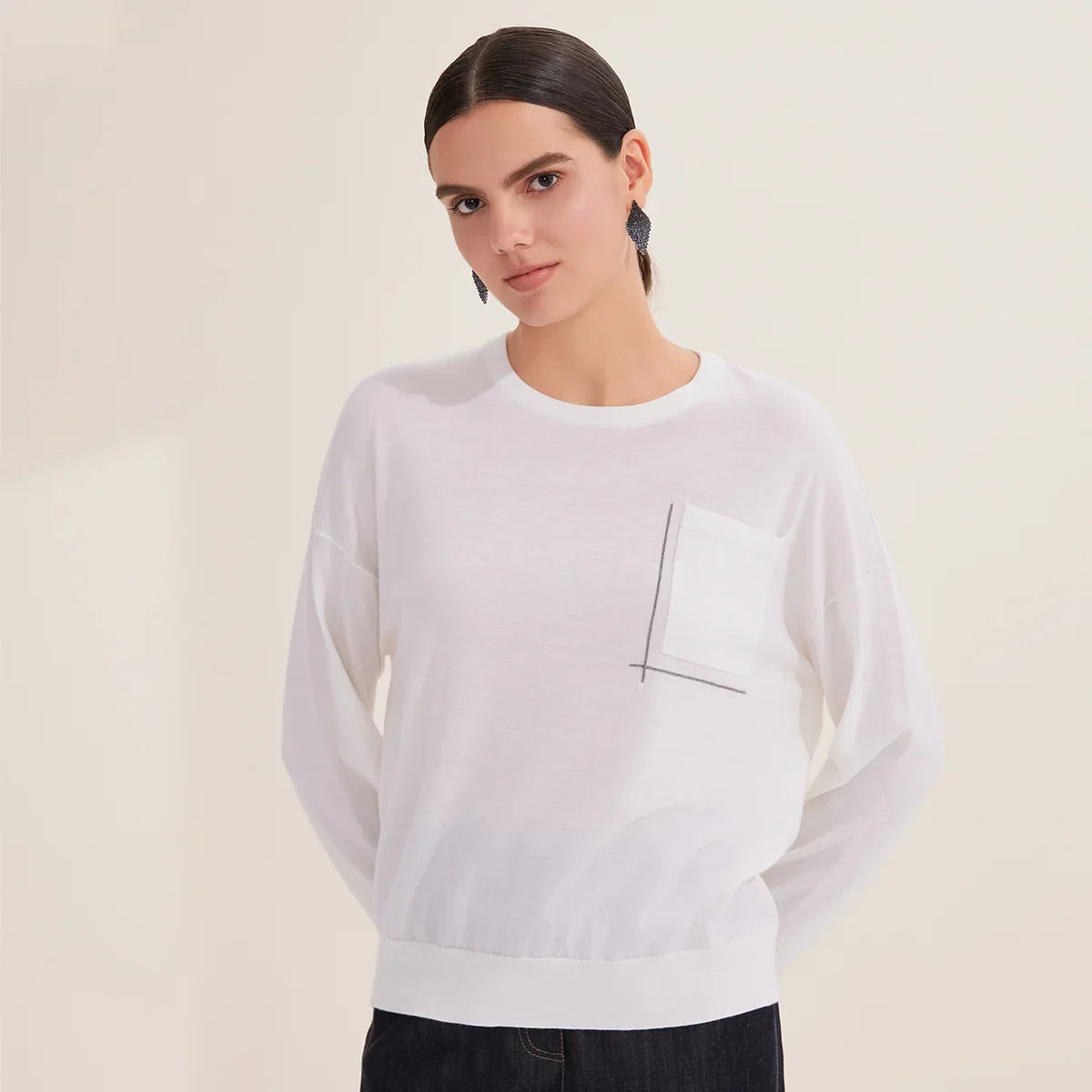 Maglia da donna a maniche lunghe con scollo rotondo e taschino sul petto, bianca
