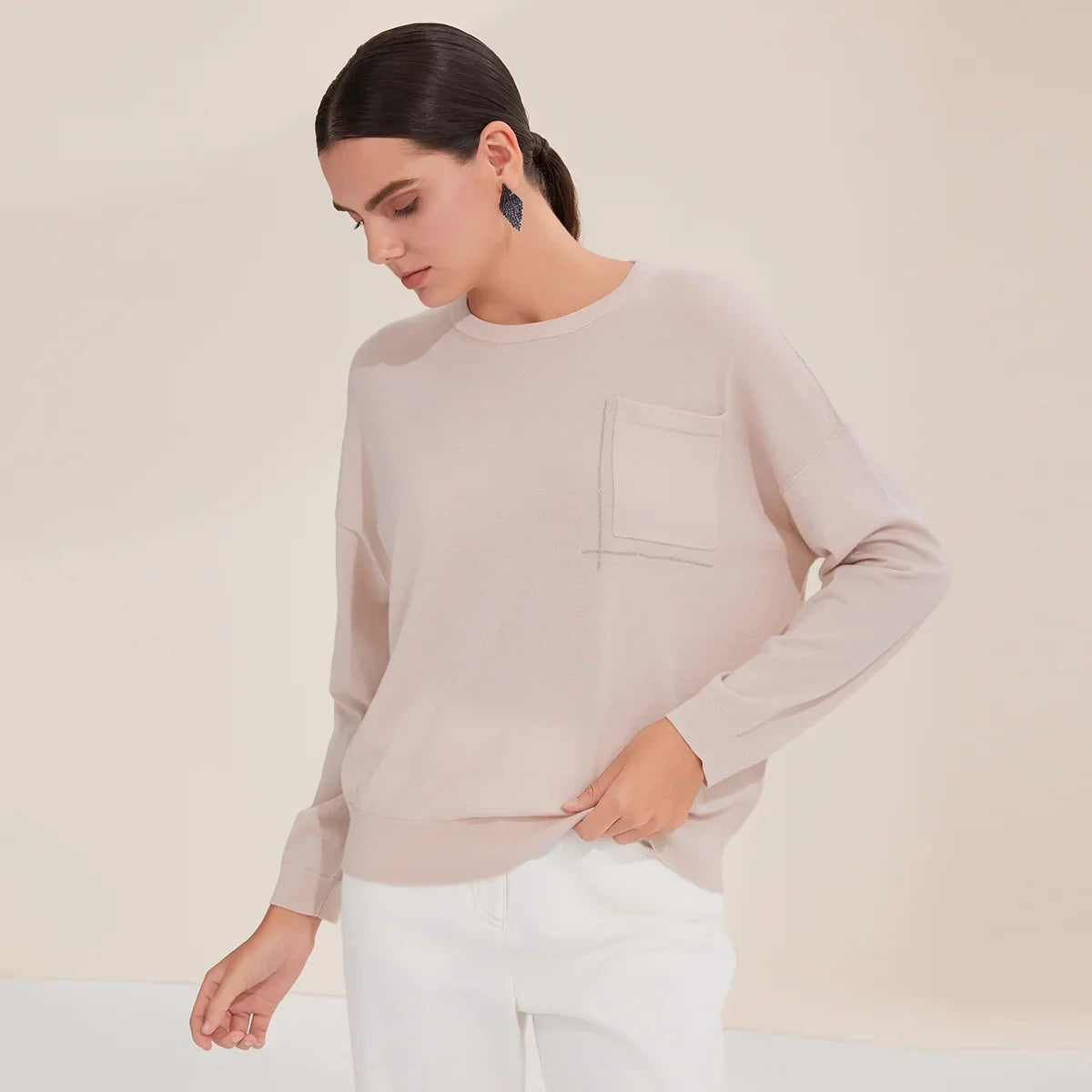 Maglia da donna a maniche lunghe con scollo rotondo e taschino sul petto, bianca