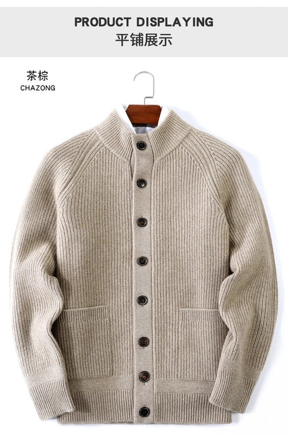 Cardigan da uomo beige con collo alto, abbottonatura e lavorazione a coste