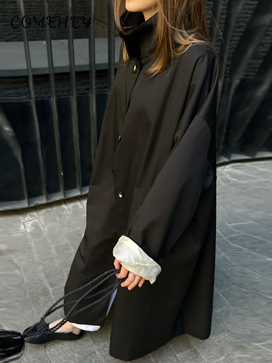 Oversized trenchcoat til dame med ståkrage og knappelukking