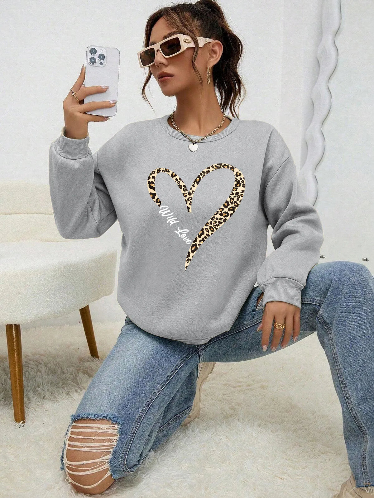 Sweat-shirt bleu pour femme avec imprimé cœur léopard, col rond et manches longues