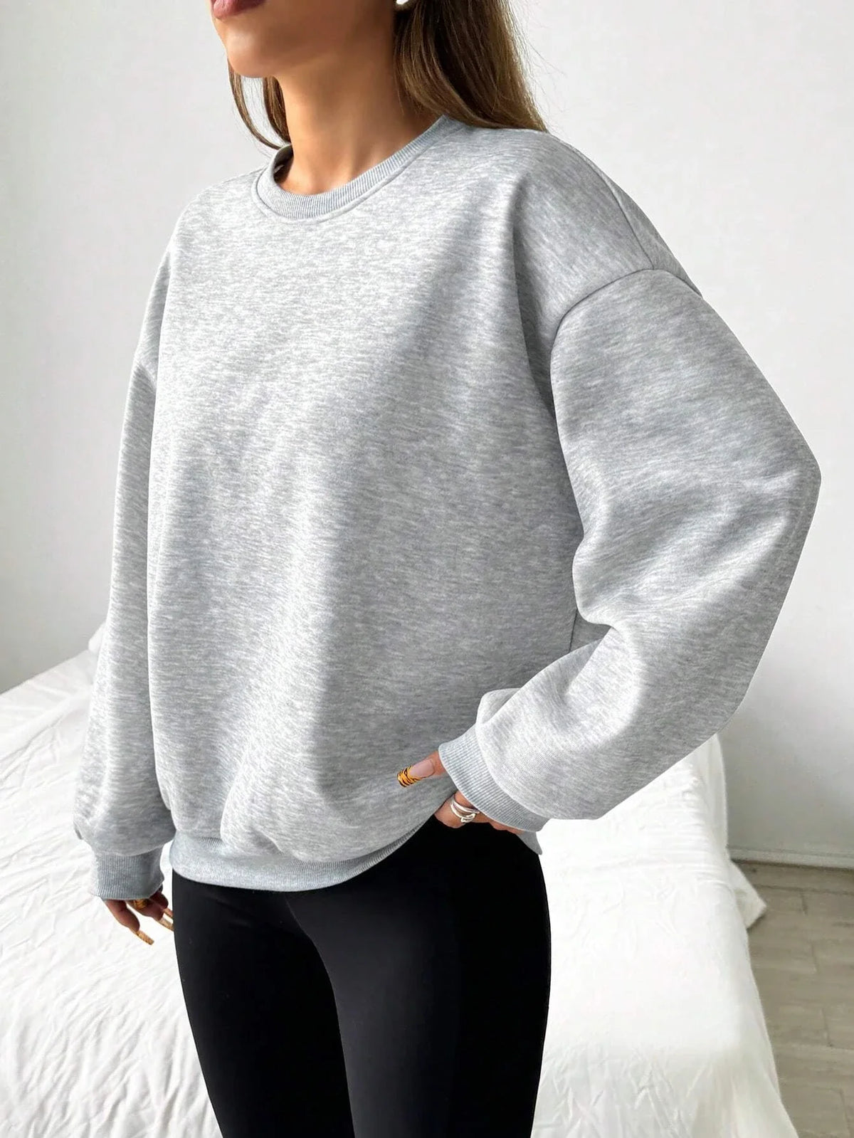 Oversize-sweatshirt til damer med rund hals, lange ærmer, grå pullover