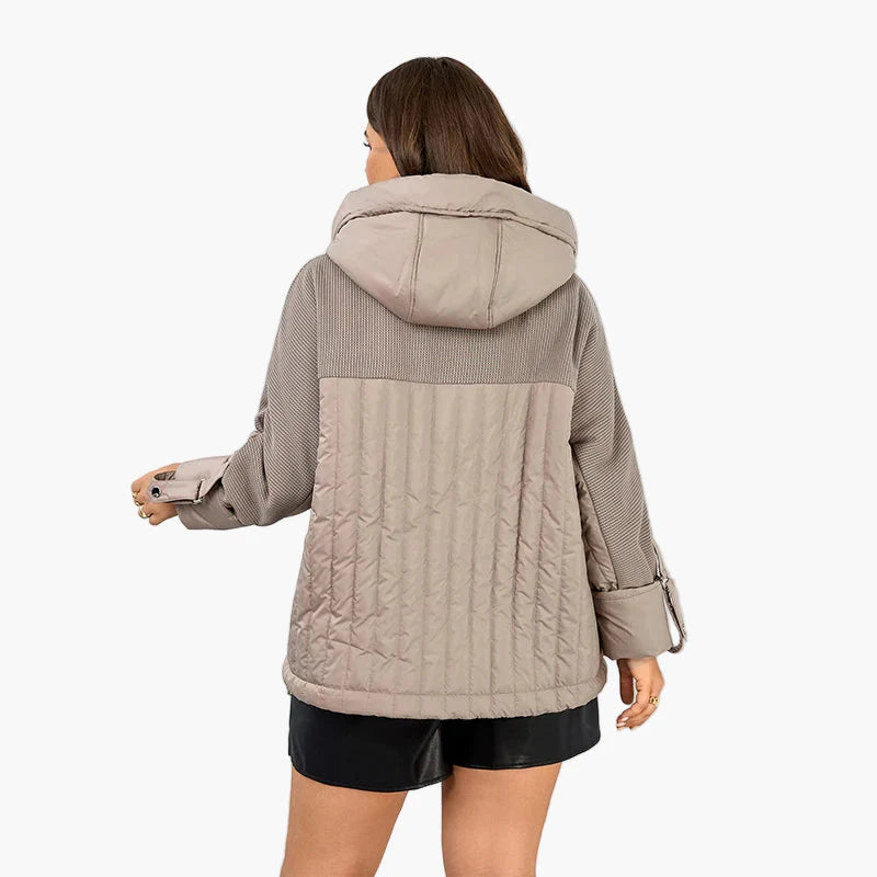 Damska oversize pikowana kurtka z kapturem – modny jesienno-zimowy look, plus size, miejski i na czas wolny