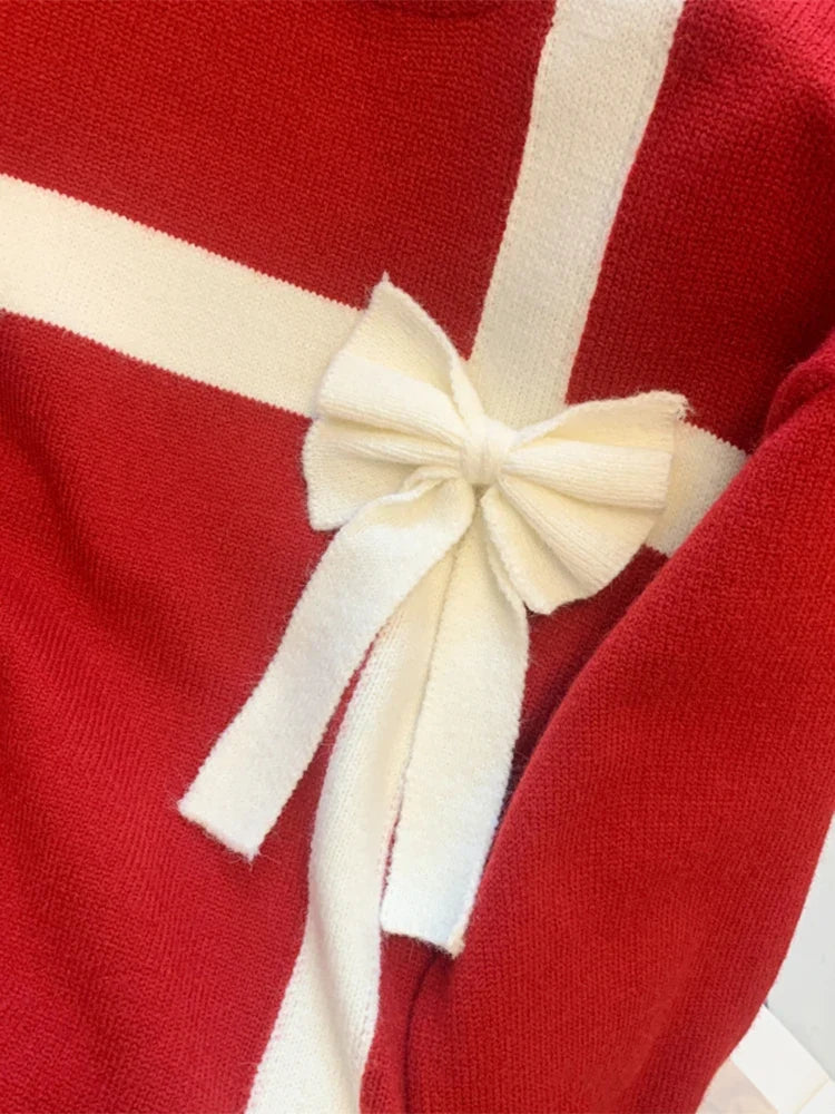 Roter Pullover mit weißem Band und Schleife