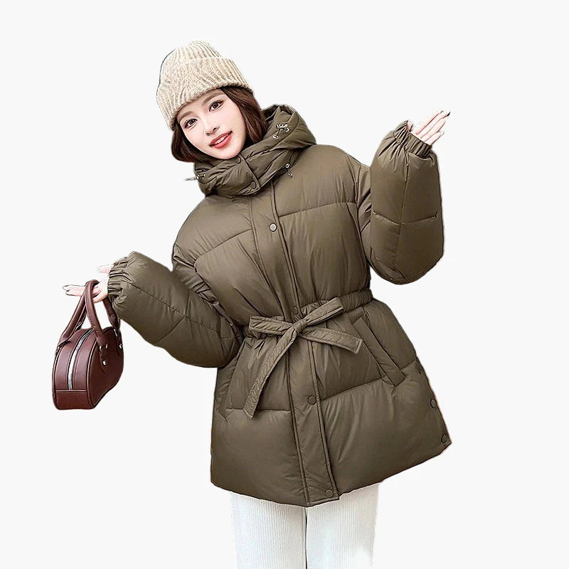Giacca invernale trapuntata da donna con cintura e cappuccio – Giacca outdoor alla moda per giornate fredde