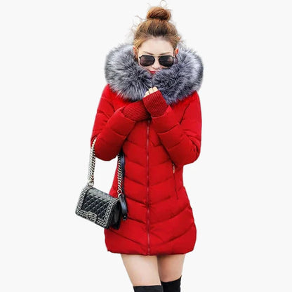 Cappotto trapuntato invernale da donna con cappuccio e collo in pelliccia – Look elegante da città per giornate fredde
