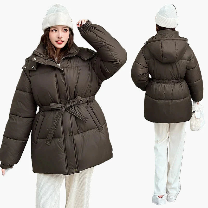 Giacca invernale trapuntata da donna con cintura e cappuccio – Giacca outdoor alla moda per giornate fredde