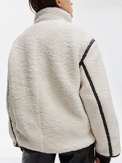 Damska oversize kurtka teddy z kontrastowymi szwami – modny płaszcz street na jesień i zimę