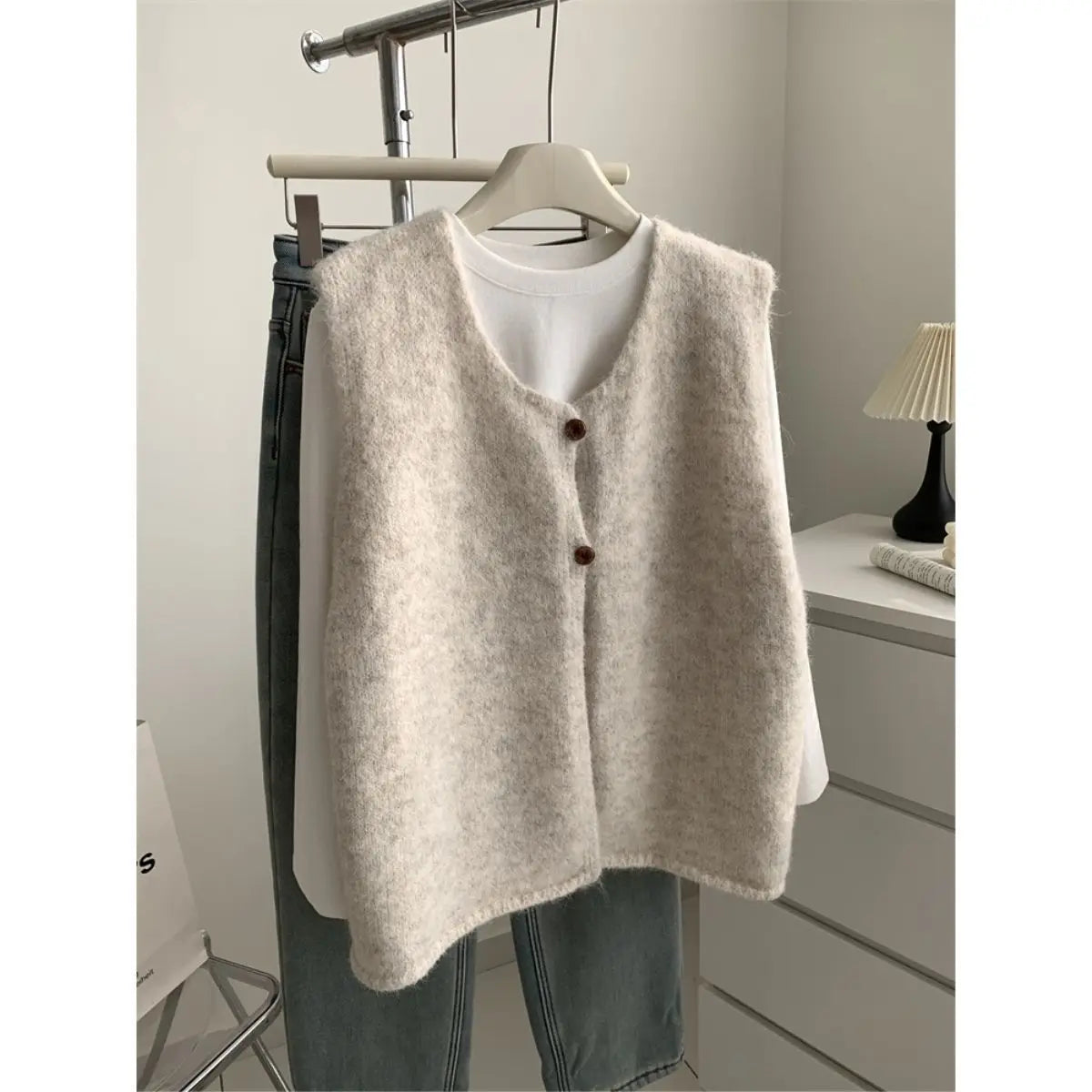 Gilet da donna in maglia con scollo a V e bottoni - Smanicato, lavorazione a trecce, vestibilità ampia