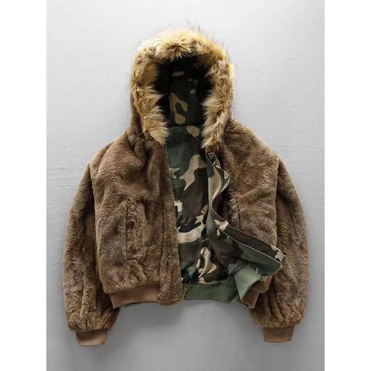 Braune Plüschjacke mit Kapuze, Camouflage-Futter und Reißverschluss