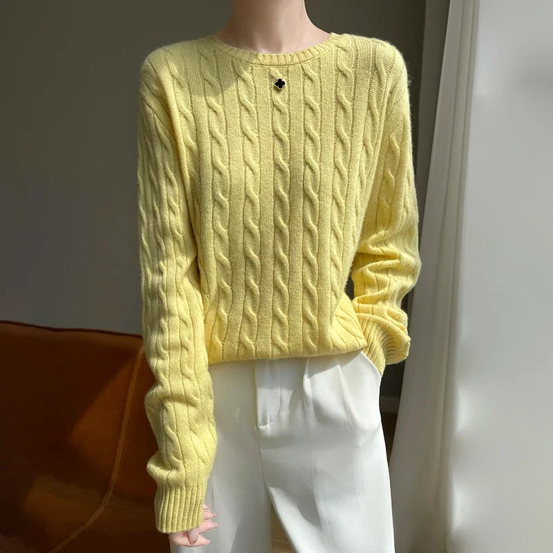 Dame-kabelstriksweater med rund hals og lange ærmer