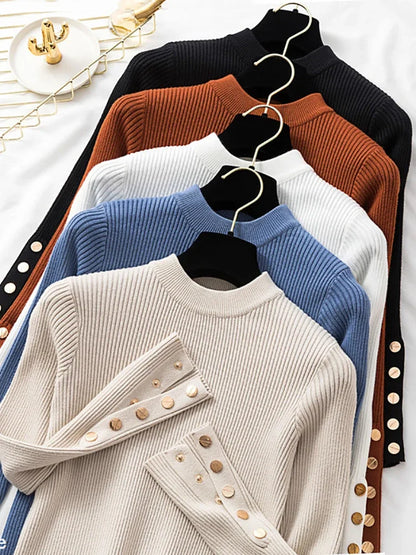 Gerippter Pullover mit Stehkragen und Zierknöpfen an den Ärmeln