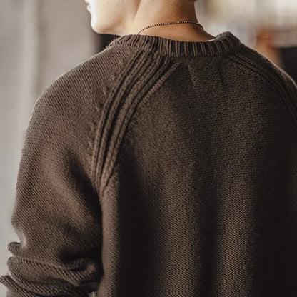 Brun strikpullover til herrer med rund hals og lange ærmer