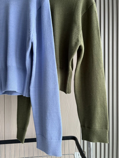 Kort damestrikkegenser med rund hals og lange ermer