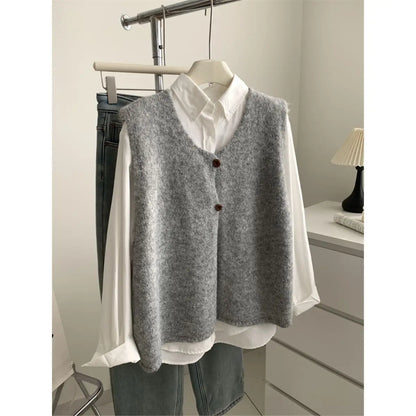 Gilet da donna in maglia con scollo a V e bottoni - Smanicato, lavorazione a trecce, vestibilità ampia
