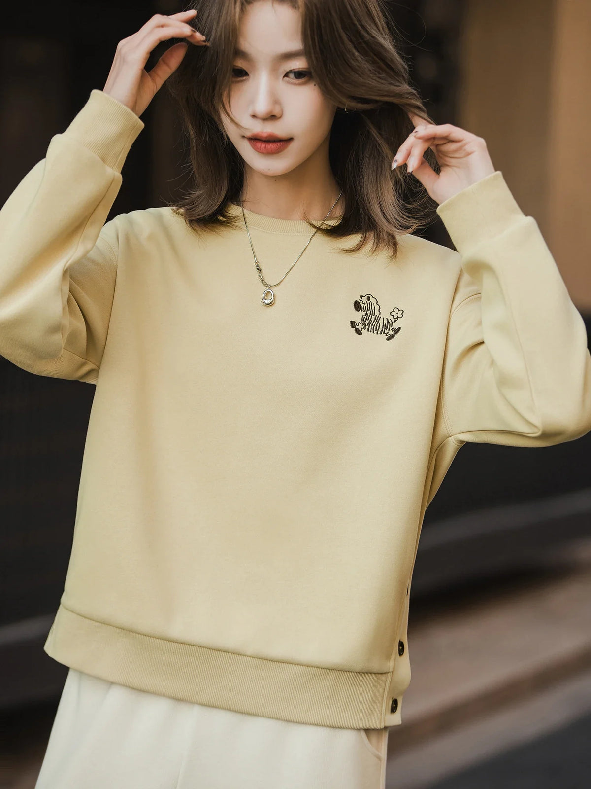 Sweat-shirt pour femme à col rond, broderie zèbre et boutons latéraux
