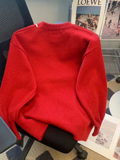 Roter Pullover mit weißem Band und Schleife