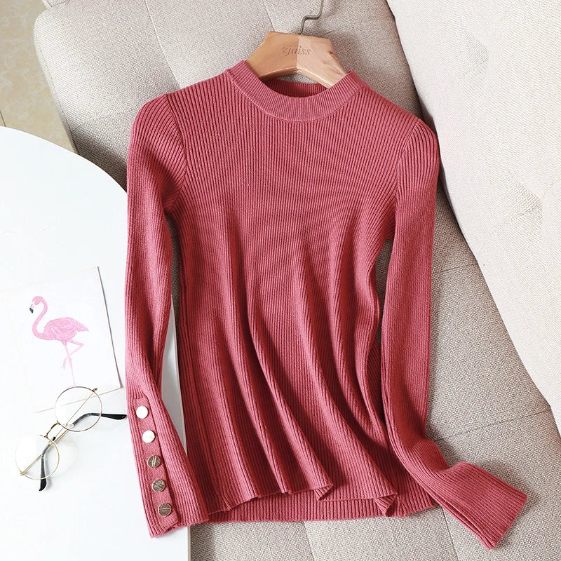 Gerippter Pullover mit Stehkragen und Zierknöpfen an den Ärmeln