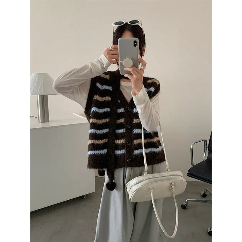 Gilet in maglia da donna lavorato a righe e pon pon, scollo a V
