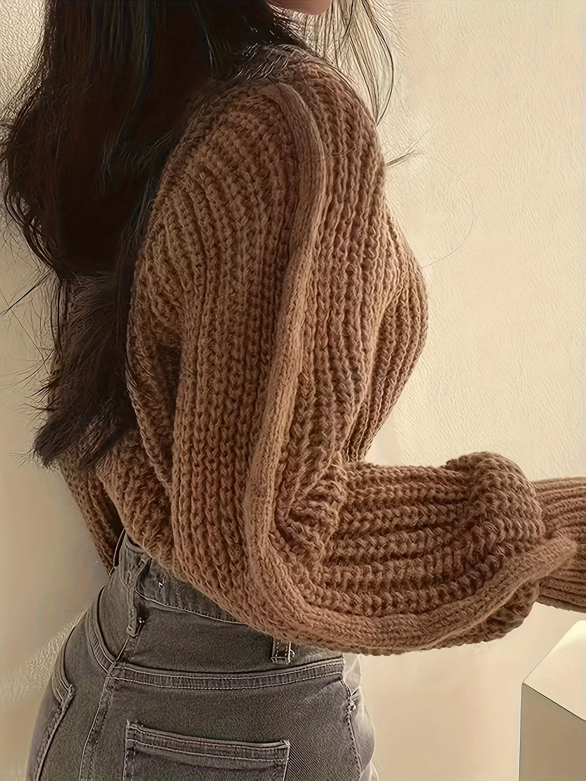 Kort damestriksweater i ribstrik med ballonærmer