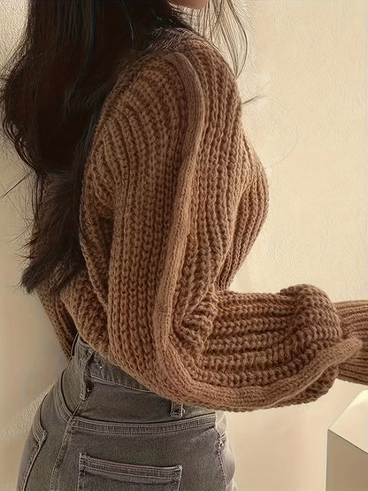 Kort damestriksweater i ribstrik med ballonærmer