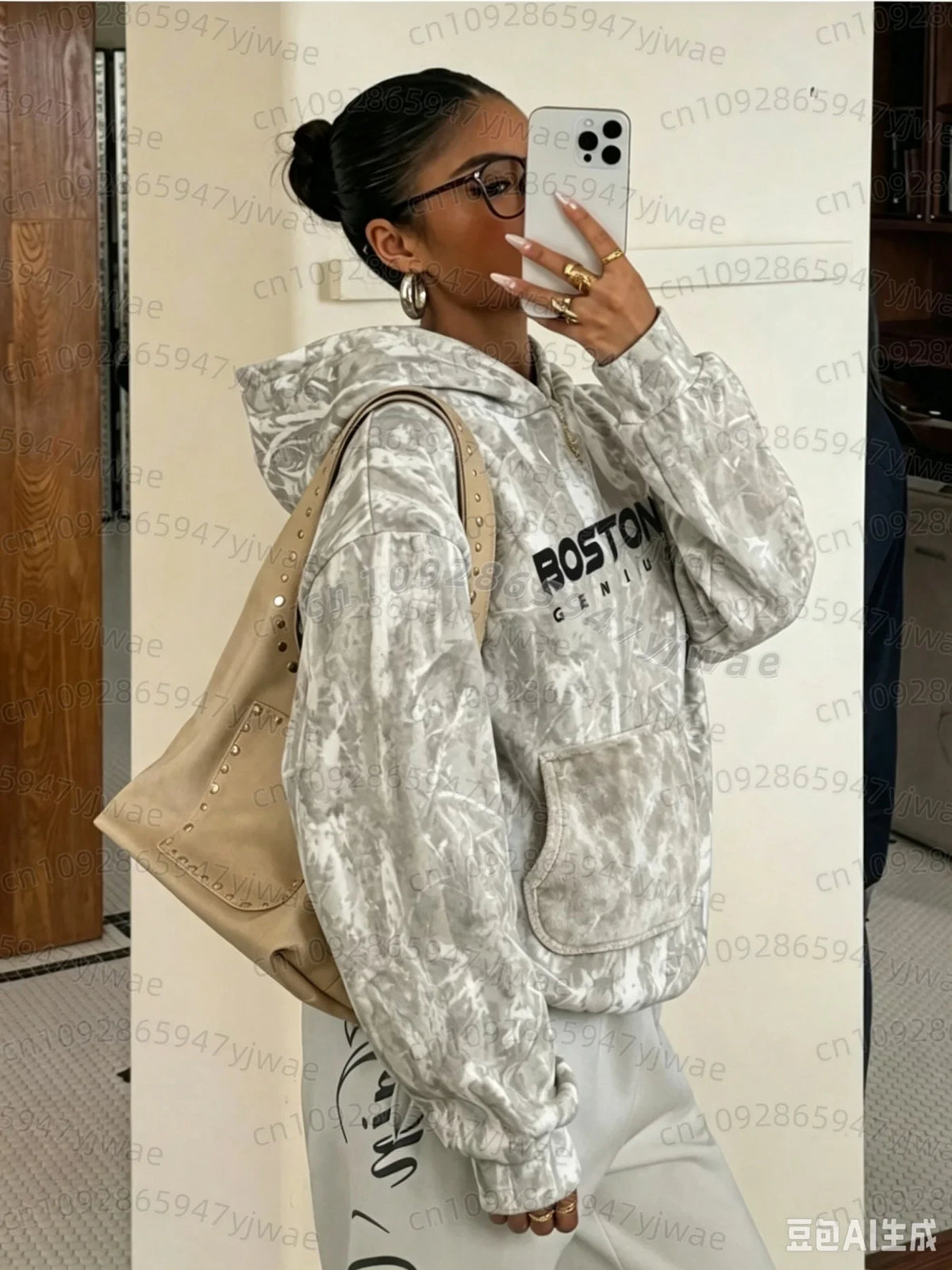 Hættetrøje til damer med camouflage-mønster, oversize-model med hætte og kængurulomme