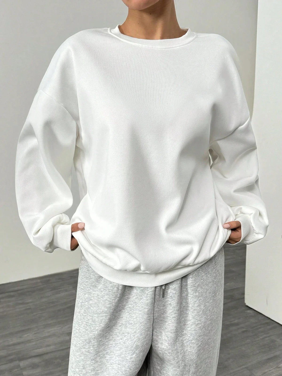 Oversize-sweatshirt til damer med rund hals, lange ærmer, grå pullover