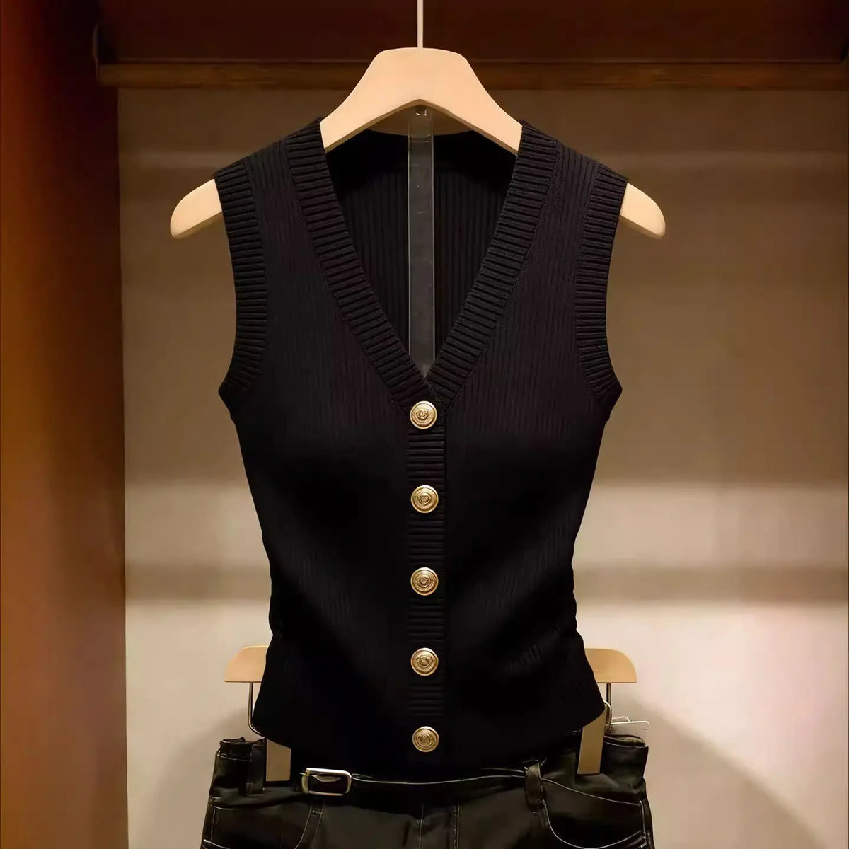 Gilet da donna in maglia nero con scollo a V e bottoni dorati