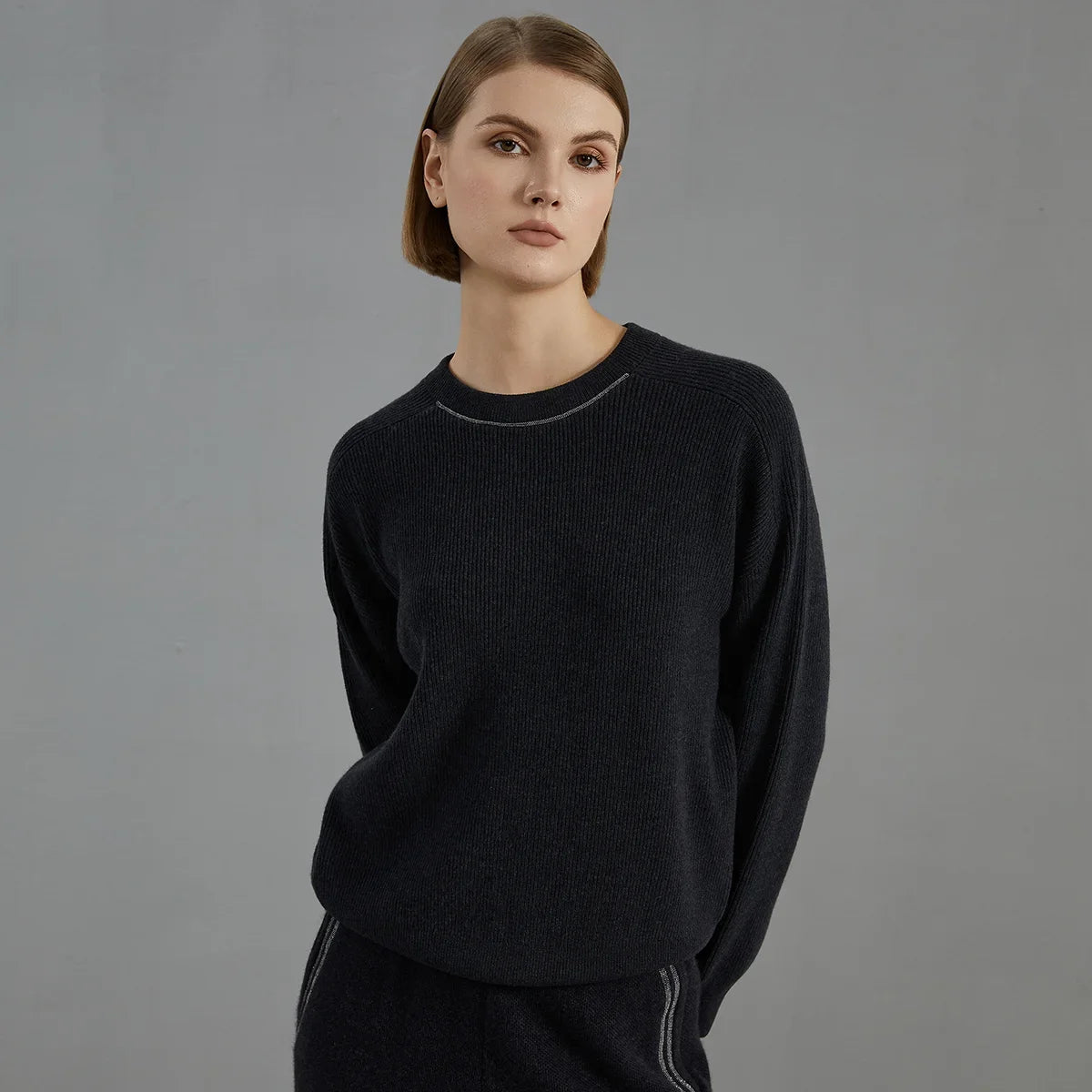 Pull pour femme à col rond, texture côtelée et couture décorative
