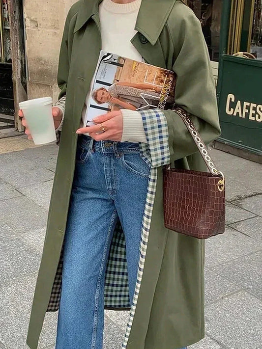 Long trench-coat pour femme avec doublure à carreaux, boutons et col à revers classique