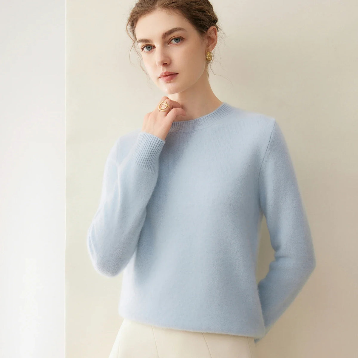 Damesweater med rund hals, lange ærmer, blødt materiale og ensfarvet design