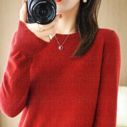 Damestriktrøje med rund hals, lange ærmer og basic-design
