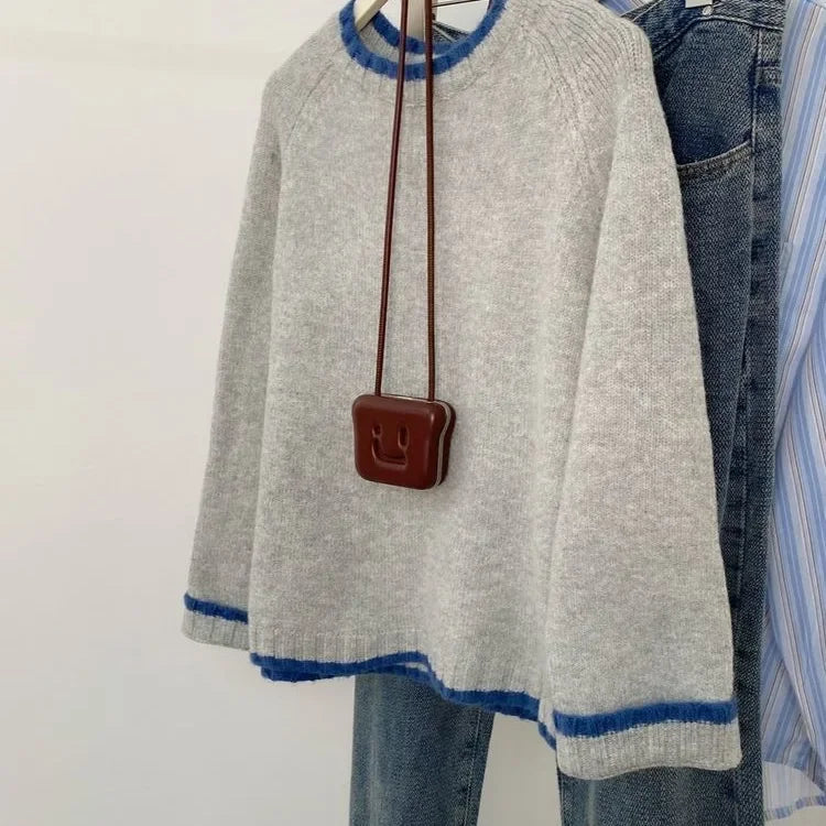Damski sweter w casualowym stylu z kontrastowymi detalami i okrągłym dekoltem – idealny na co dzień