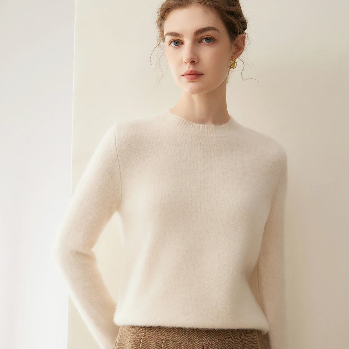 Damesweater med rund hals, lange ærmer, blødt materiale og ensfarvet design