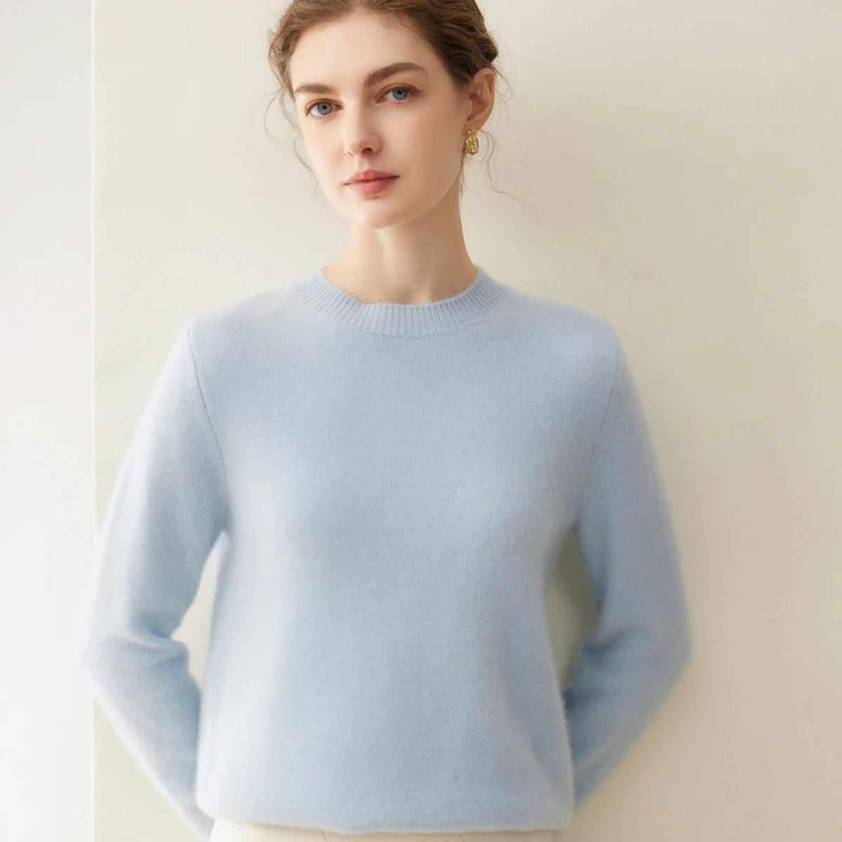 Damesweater med rund hals, lange ærmer, blødt materiale og ensfarvet design