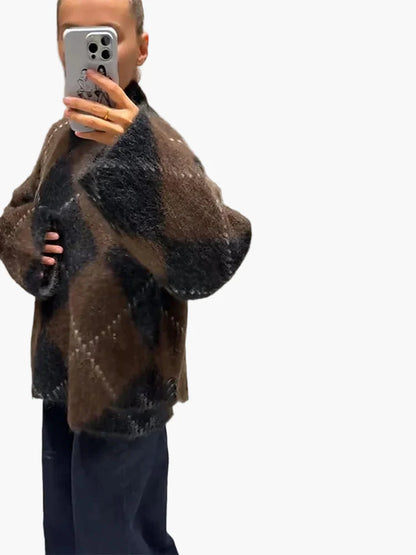 Damski oversize sweter w kratę na stylowe jesienne i zimowe stylizacje