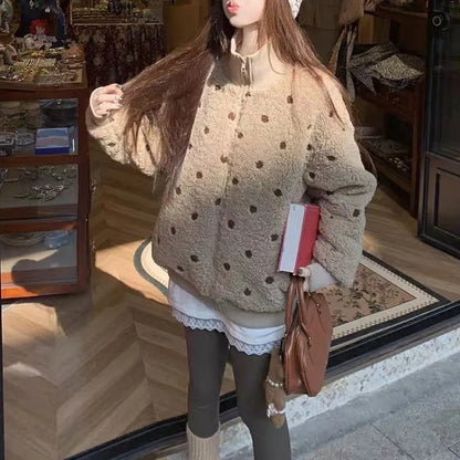 Teddyfleecejakke til damer med ståkrave og prikket mønster, lynlås, beige