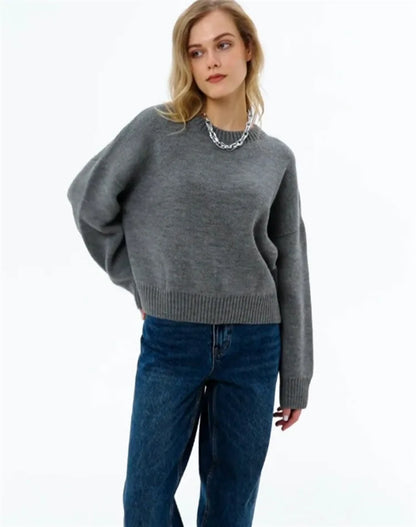 Damski oversize’owy sweter dzianinowy z okrągłym dekoltem
