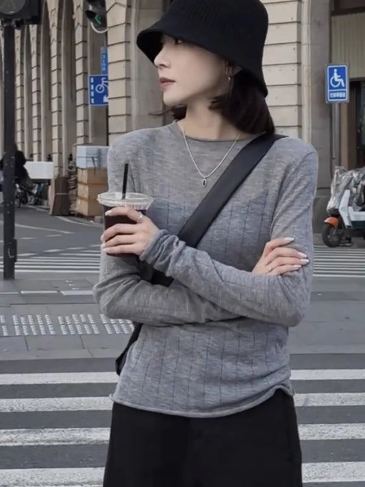 Ribbestrikket damegenser med lange ermer og rund hals, grå