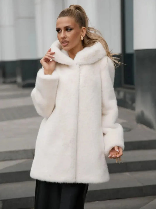 Kort kåpe til dame med hette, plysjlook, hvit