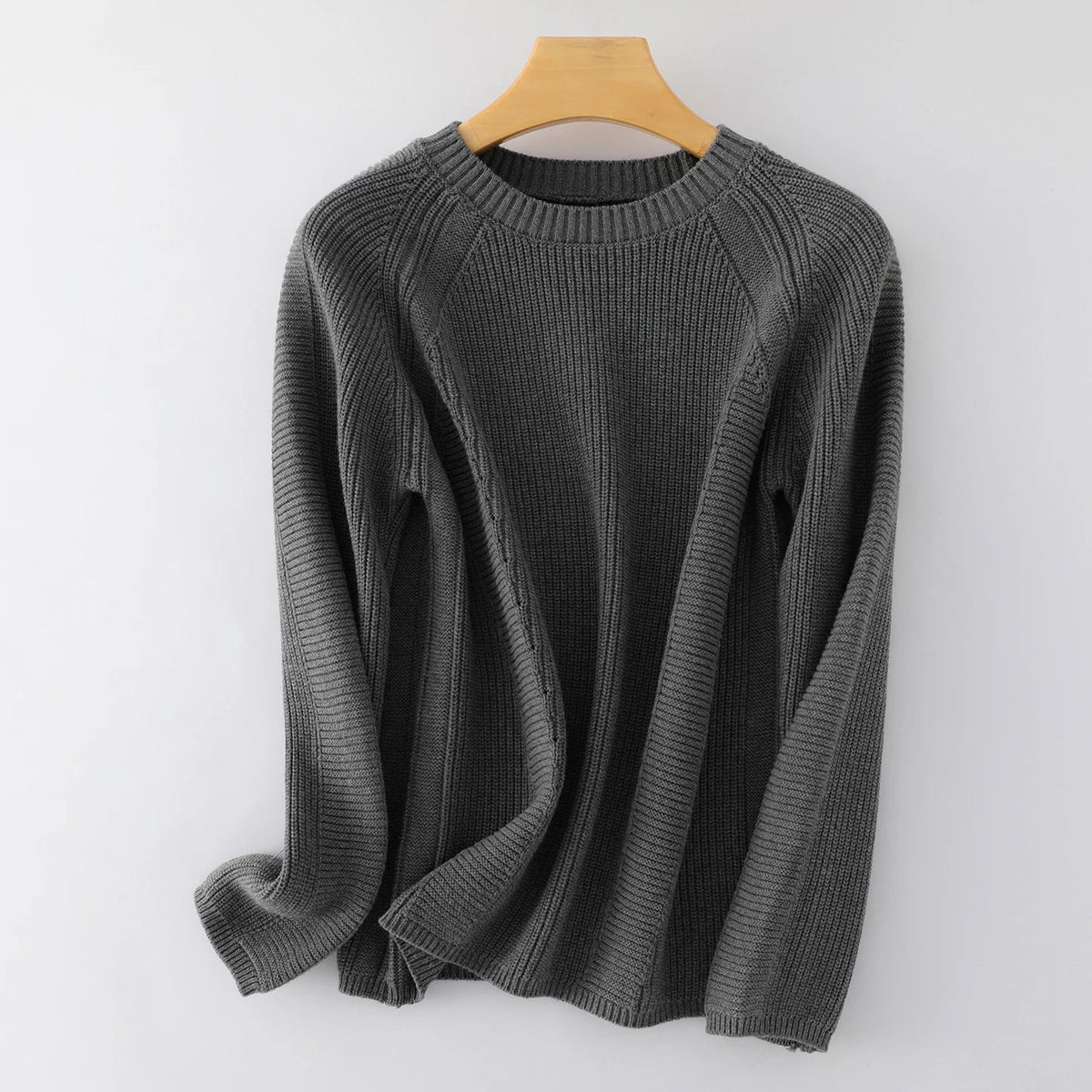 Dame-strikpullover med raglanærmer, rund hals og ribstrik