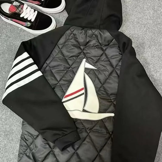 Chaqueta con capucha unisex negra y acolchada con motivo de velero