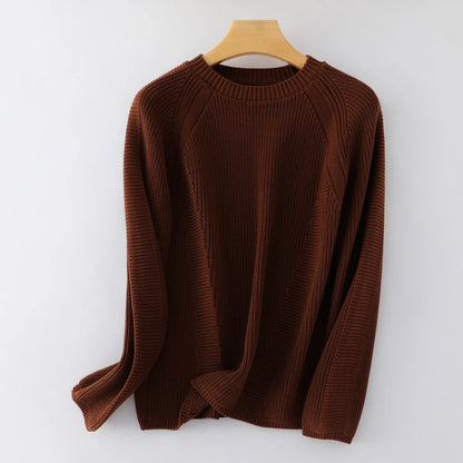 Dame-strikpullover med raglanærmer, rund hals og ribstrik